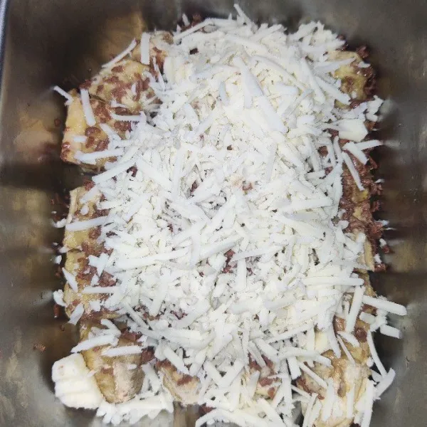 Tambahkan keju parut secukupnya.