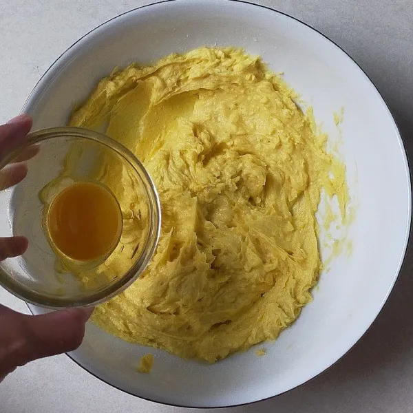 Masukkan kuning telur aduk rata.