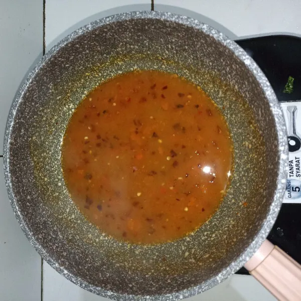 Tumis cabai, bawang merah dan bawang putih yang sudah dihaluskan lalu tambahkan air secukupnya dan tambahkan gula, garam, saus tomat dan kaldu bubuk aduk secara merata.
