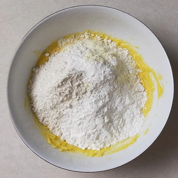 Masukkan tepung terigu, susu bubuk, tepung maizena,dan baking powder sambil di ayak.