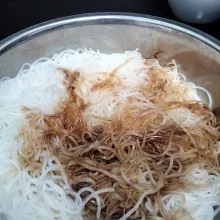 Langkah kedua setelah bihun di tiriskan tambahkan kecap manis dan kecap asin lalu aduk hingga merata.