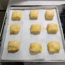 Olesi permukaan adonan dengan kuning telur.