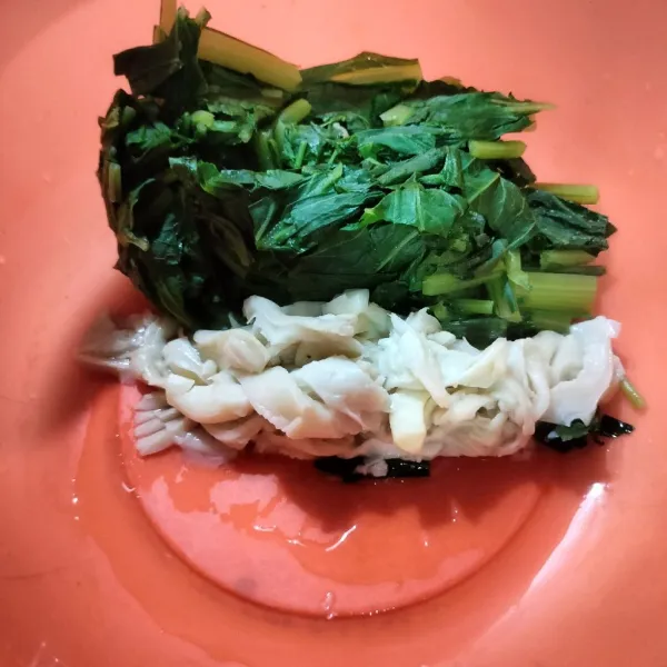 Langkah pertama cuci bersih sayurnya rebus sayur sawi dan jamur lalu buang airnya.
