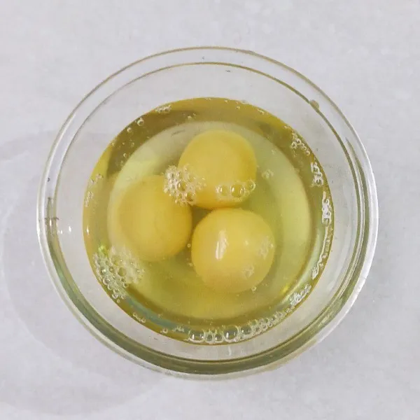 Bulat-bulatkan adonan sekitar 8gr, kemudian celupkan kedalam putih telur.