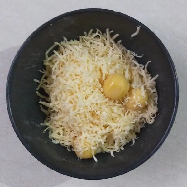 Lanjut gulingkan kedalam keju parut.