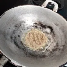 Langkah ketiga panaskan sedikit minyak goreng lalu tumis bumbu yang sudah di haluskan masak bumbu hingga matang dan bau harum (bahan bumbu halus bawang putih + lada bubuk).