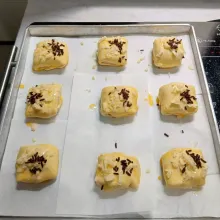 Tambahkan keju parut dan coklat meses.