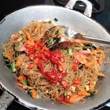 Langkah keenam masukkan bihun yang sudah diberi kecap sebelumnya lalu bumbui dengan garam, kaldu bubuk dan gula pasir jangan lupa tambahkan juga irisan cabai (opsional/sesuai selera).