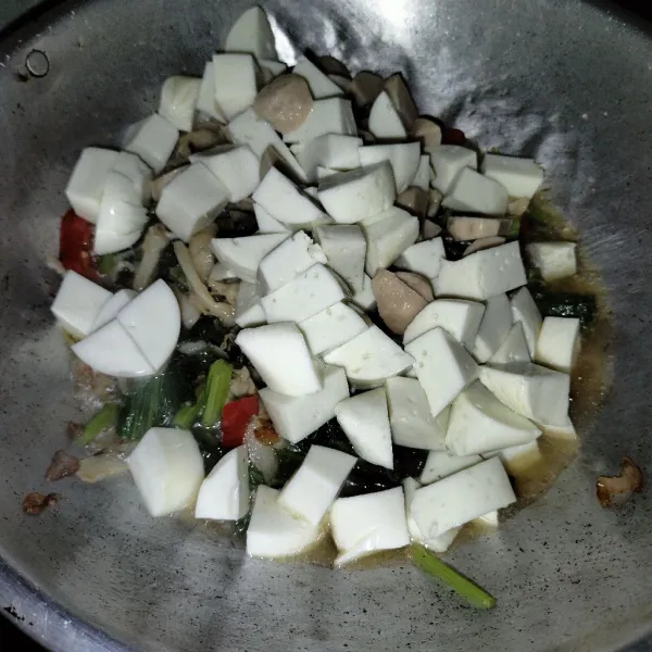 Lalu masukkan bakso dan putih telur yang sudah di iris kotak kotak masak hingga matang dan siap di sajikan.