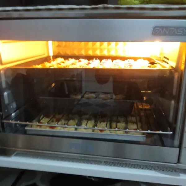Panggang hingga matang, sesuaikan dengan oven masing-masing.