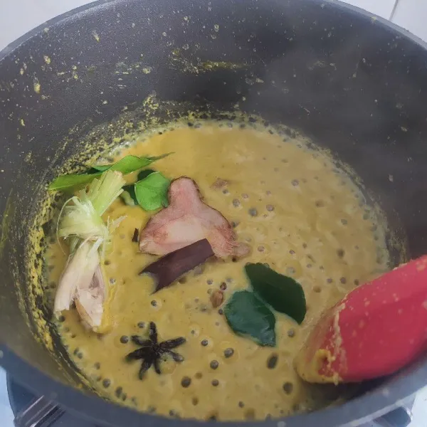 Kemudian tumis bumbu dengan sedikit minyak, tambahkan serai, lengkuas, daun jeruk purut, kayu manis, kapulaga, bunga lawang dan cengkeh. Tumis hingga bumbu matang.