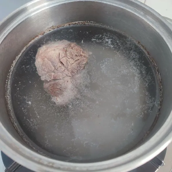 Didihkan air, rebus daging dengan api kecil hingga empuk. Kemudian potong-potong sesuai selera.