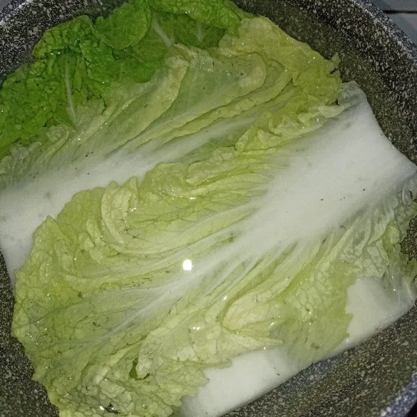 Rebus daun sawi beberapa helai selama 2 menit, lalu tiriskan.
