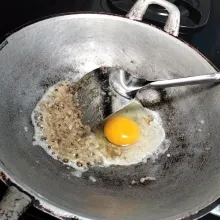 Langkah keempat masukkan 1 butir telur kemudian orak-arik.
