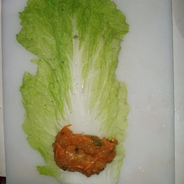 Siapkan 1 helai sawi putih, lalu tambahkan isian.