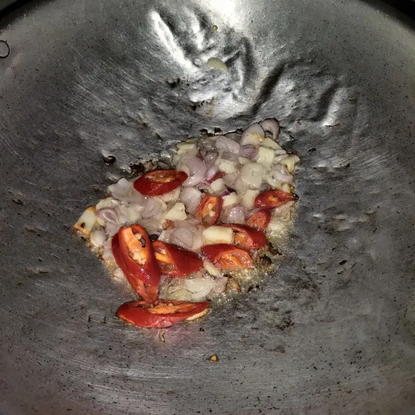 Kemudian tumis bumbu yang diiris tipis tipis hingga harum.