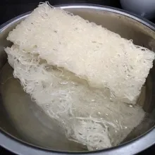 Langkah pertama rendam 2 keping bihun jagung menggunakan air panas rendam hingga bihun matang dan tidak keras lalu tiriskan dan sisihkan terlebih dahulu.