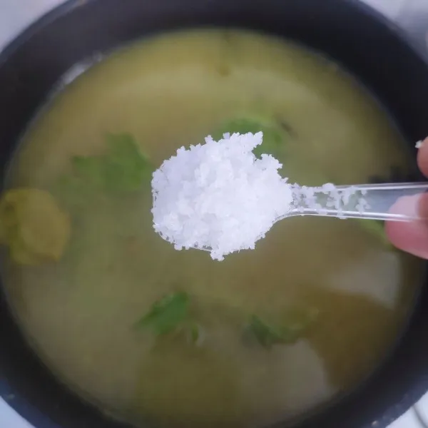 Bumbui dengan bumbu penyedap, koreksi rasa. Masak sampai bumbu meresap. Sajikan hangat dengan bahan pelengkap sesuai selera.