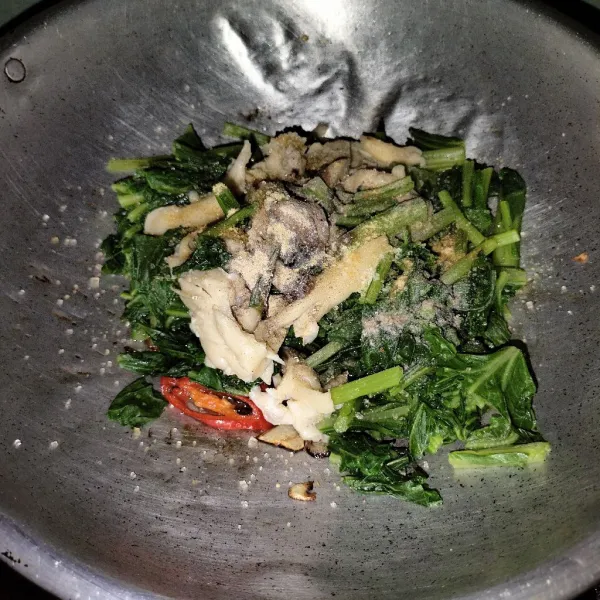 Kemudian masukkan garam gula pasir merica bubuk dan penyebab rasa aduk sampai rata.