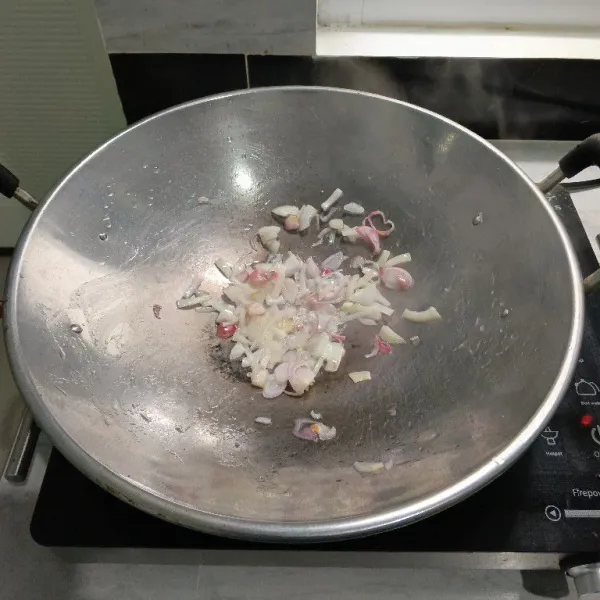 Tumis bumbu iris sampai harum.