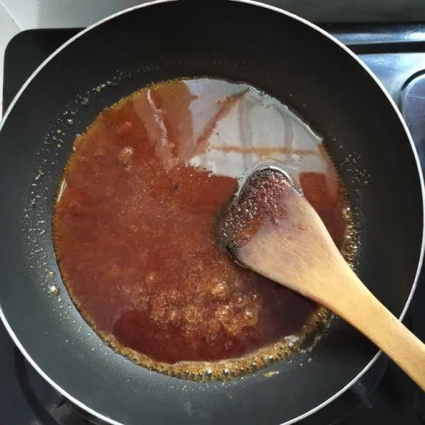 Masak gula merah sampai mencair,lalu tambahkan tepung maizena yang sudah di larutkan dengan sedikit air,masak sampai gula mengental.