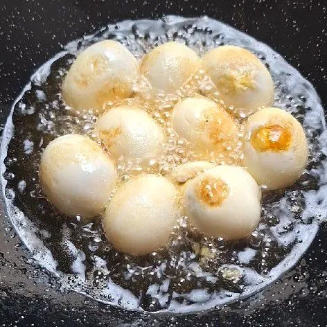 Goreng telur hingga setengah kering. Lalu sisihkan.
