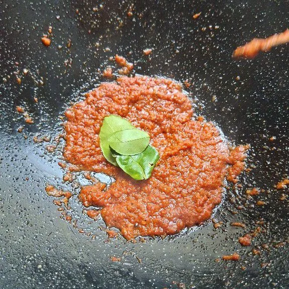 Rumis bumbu yang sudah dihaluskan dengan minyak secukupnya, lalu masukkan daun jeruk, jahe dan kencur lalu tumis hingga matang dan harum. Dianjurkan matang hingga berubah warna menjadi gelap supaya bumbu tidak pahit.