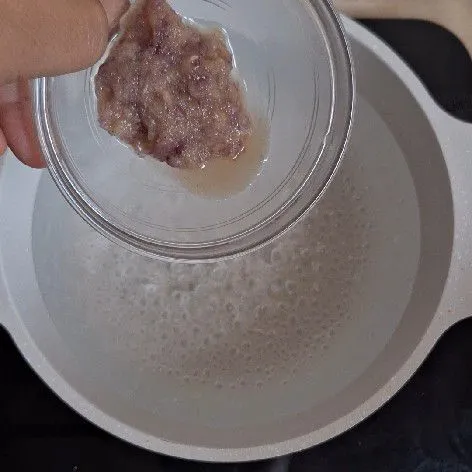 Didihkan air lalu masukkan bumbu yang sudah dihaluskan.