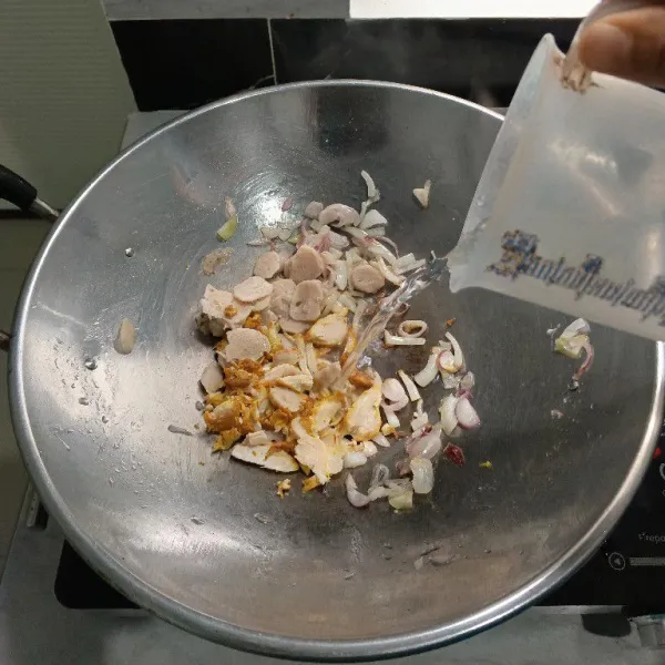 Lalu tuang air, masak hingga mendidih.