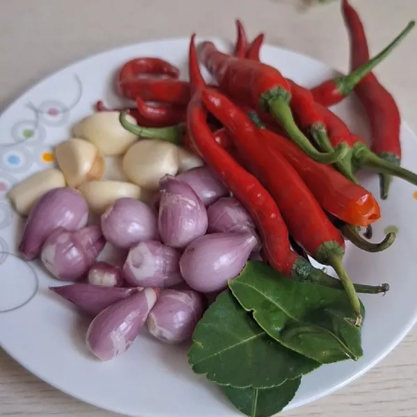 Haluskan cabe merah, bawang merah, bawang putih, lalu sisihkan.