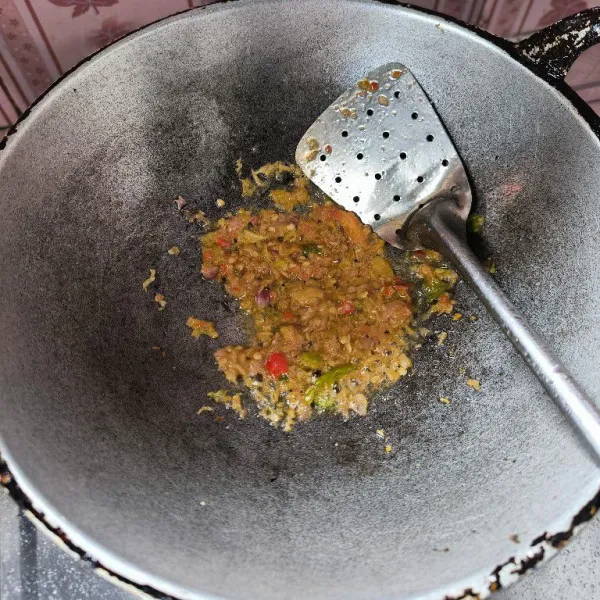 Tumis bumbu halus sampai harum dan matang.