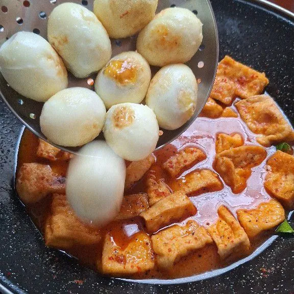 Lalu masukkan telur, garam, gula pasir, gula merah, kaldu jamur, merica bubuk dan kecap. Aduk rata. Maaak hingga bumbu meresap kedalam tahu dan telur. Masakan siap disajikan.