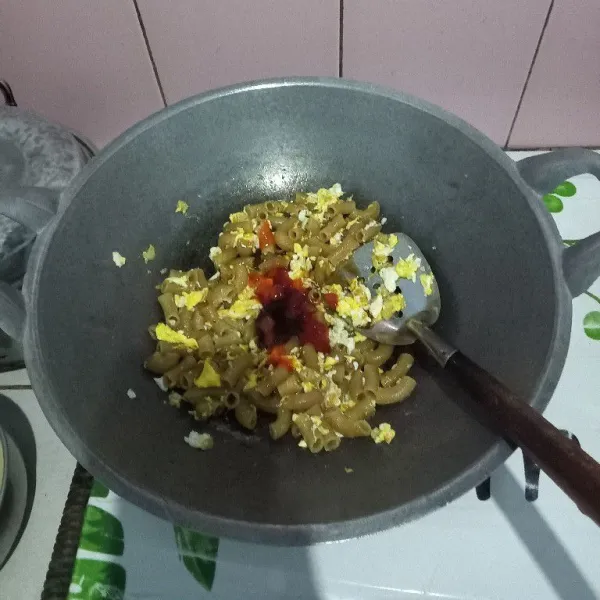 Tambahkan saos bulgogi, saos tiram, saus sambal, saus tomat, penyedap aduk rata.
