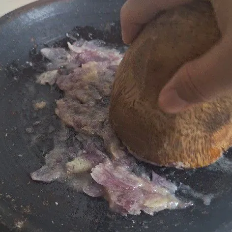 Haluskan bawang merah, bawang putih, garam dan gula hingga halus.