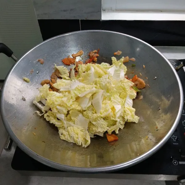 Masukkan sawi putih. Aduk kembali hingga tercampur rata, masak hingga matang dan bumbu meresap.