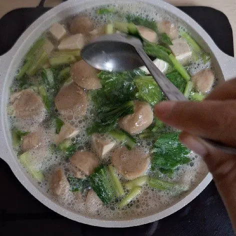Tes rasa dan matikan kompor. Jangan masak terlalu lama karena menyebabkan sawi terlalu matang.