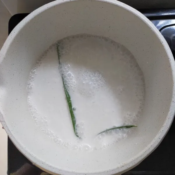 Kuah santan, masukkan santan dan satu lembar daun pandan, tambahkan sedikit garam masak sampai mendidih dan aduk terus supaya santan tidak pecah.