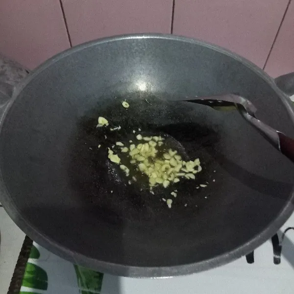 Tumis bawang putih hingga harum dan matang.