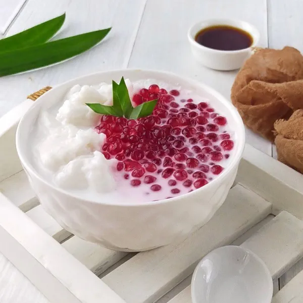 Penyajian: siapkan mangkuk, lalu masukkan bubur sumsum dan sagu mutiara kedalam mangkuk, lalu siram dengan kuah santan dan beri sedikit kuah gula merah, sajikan.
