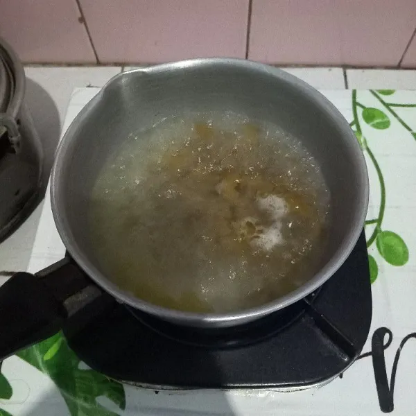 Didihkan air tambahkan garam dan masukkan makaroni rebus hingga kenyal.