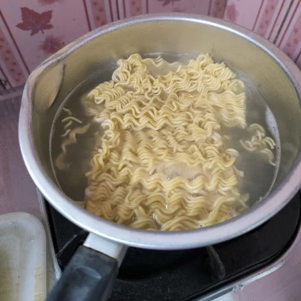 Rebus mie hingga lunak setelah itu angkat dan tiriskan.