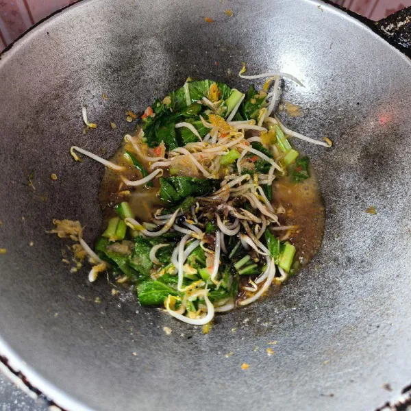Bumbui dengan garam, lada bubuk, kecap manis dan kaldu bubuk aduk rata.