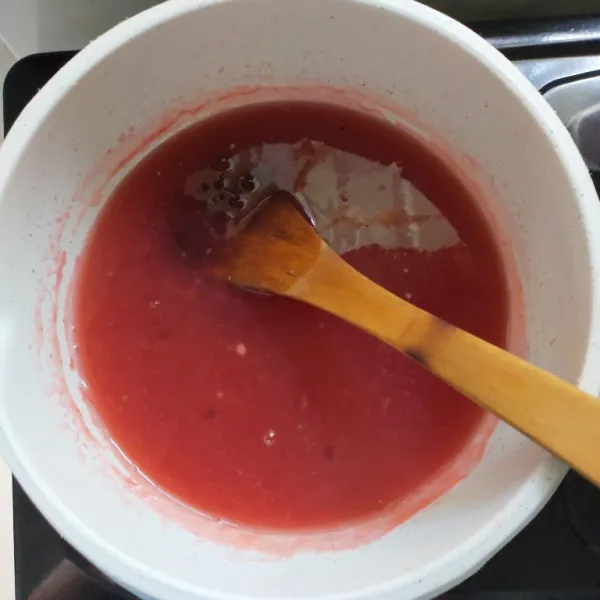 Rebus sagu mutiara dengan air sampai mendidih, lalu tambahkan gula pasir dan pewarna makanan merah,masak selama 30 menit sampai sagu mutiaranya matang.