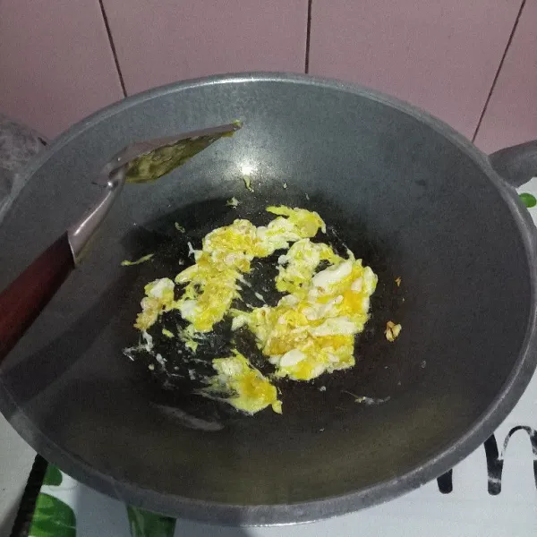 Masukkan telur orak arik merata.