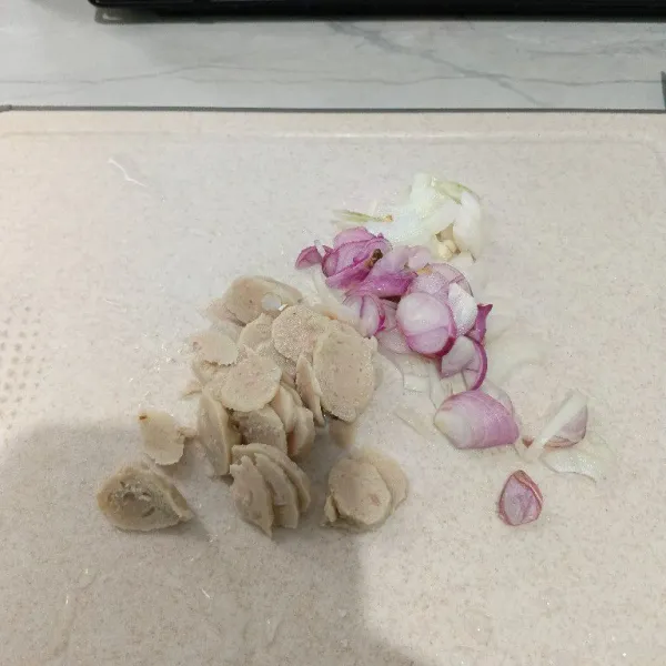 Iris bawang merah, bawang bombay, bakso dan ayam goreng.