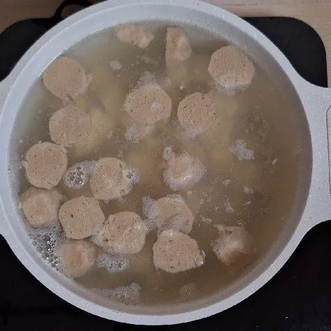 Setelah itu masukkan pentol ayam dan tahu, masak hingga matang.