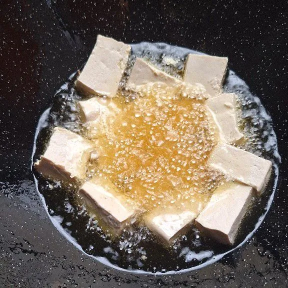 Goreng tahu hingga kecoklatan.