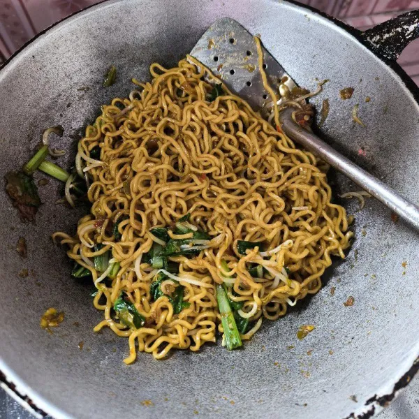 Masukkan mie masak hingga tercampur rata dan bumbu meresap.