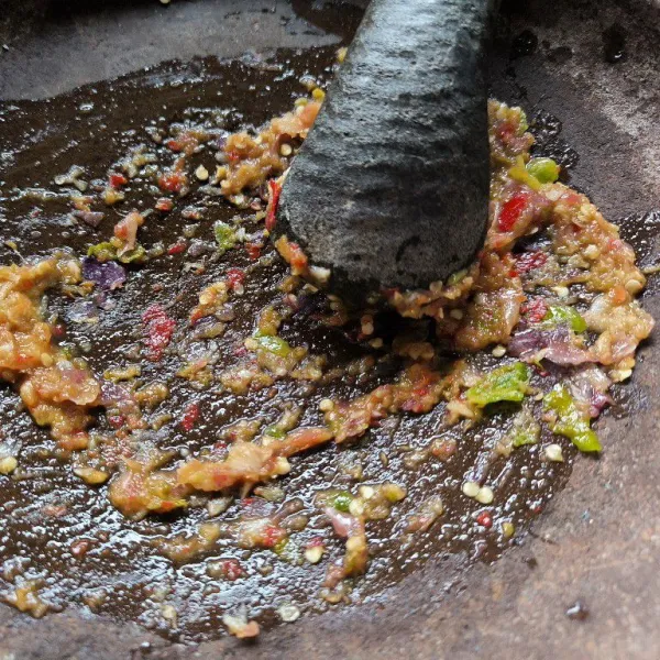 Ulek halus bawang putih, bawang merah dan cabai.