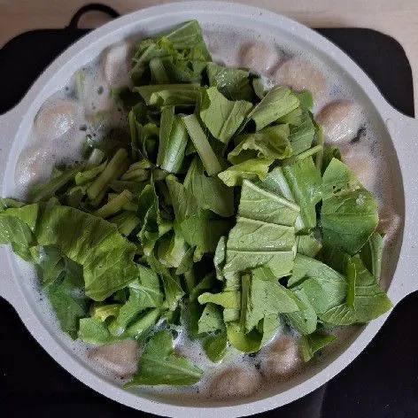 Setelah itu masukkan sawi hijau. Masak jangan terlalu lama.